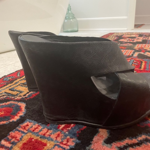 Vera Wang black platform sandal - Picture 2 of 2